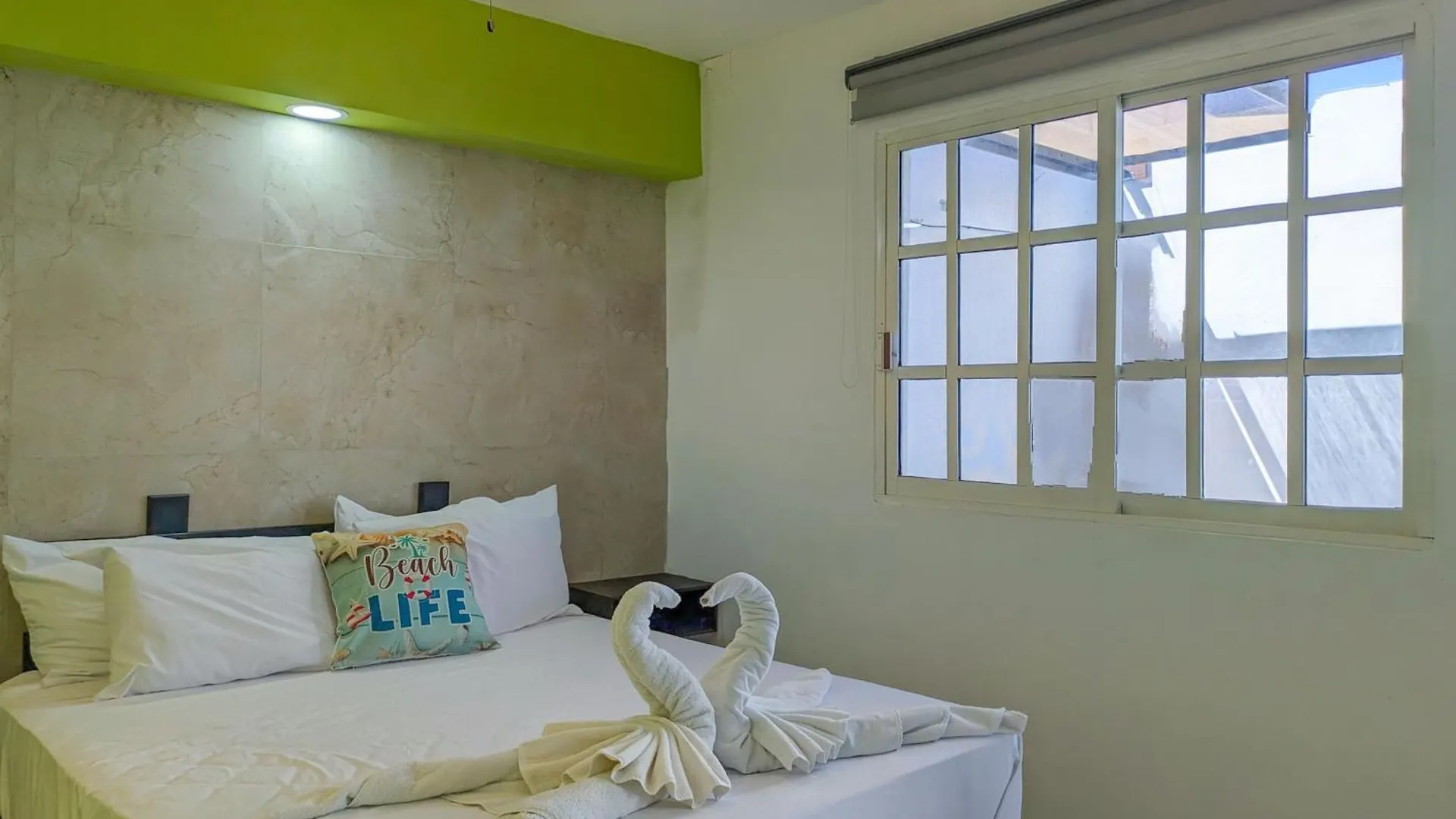 B1 Romantic Beachside Escape Capri Theme Memory Foam Queen Bed Kitchen Ac Playa del Carmen Mexico
