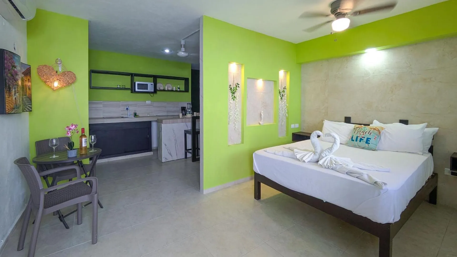 B1 Romantic Beachside Escape Capri Theme Memory Foam Queen Bed Kitchen Ac Playa del Carmen