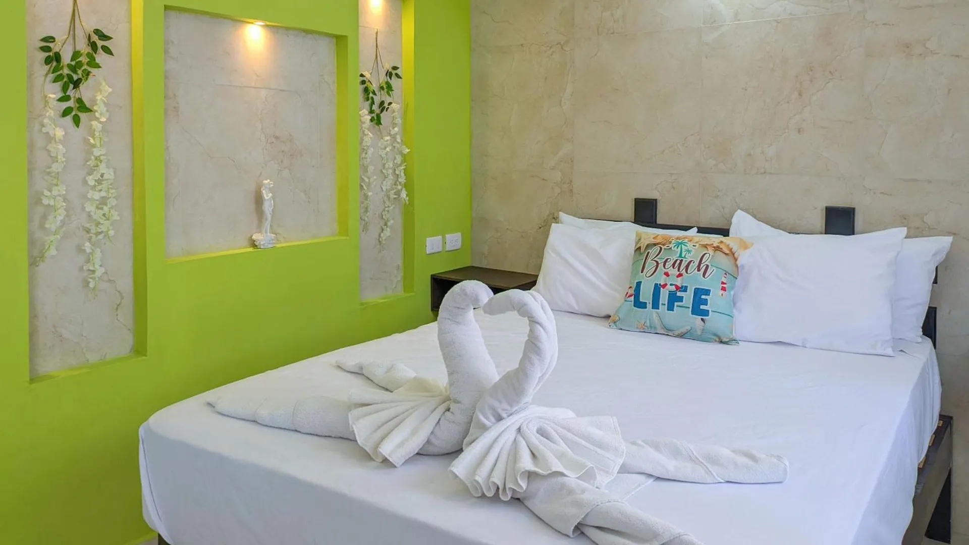 B1 Romantic Beachside Escape Capri Theme Memory Foam Queen Bed Kitchen Ac Playa del Carmen 0*,  Mexico